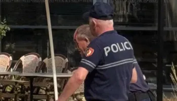 Sulmuan policët, deputetët dhe gazetarët! Pranga 19 protestuesve, procedohen 12 të tjerë