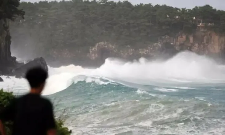 Supertajfuni Bavi godet Paqësorin, erëra deri në 315 km/orë, evakuime masive