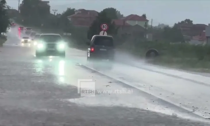 Surprizon moti! Stuhi shiu e breshëri në Korçë, dëme në bujqësi dhe probleme në qarkullim