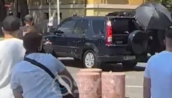 SYRI TV/ Ndonëse nën masa të forta sigurie, deputetët e PS nuk i shpëtuan dot goditjes me vezë
