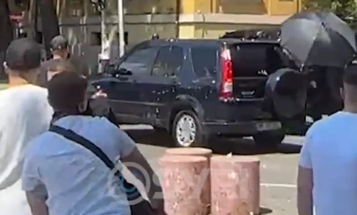 SYRI TV/ Ndonëse nën masa të forta sigurie, deputetët e PS nuk i shpëtuan dot goditjes me vezë