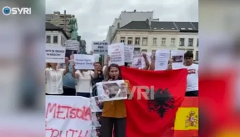 SYRI TV/ Qytetarët protestë për Saimir Sulën në Bruksel, familjarët akuza për manipulimin e vdekjes