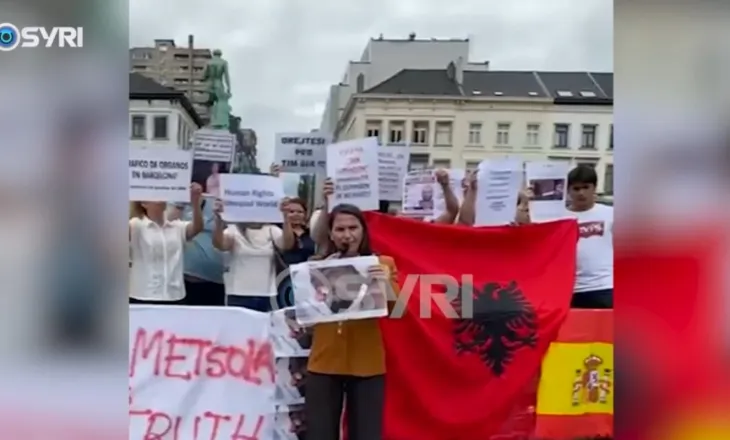 SYRI TV/ Qytetarët protestë për Saimir Sulën në Bruksel, familjarët akuza për manipulimin e vdekjes