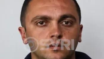 SYRI TV/ Shfaqet me armë në dorë i shumërkuari i SPAK, Denis Tafili godet me qytë pistolete Edison Gjuzin
