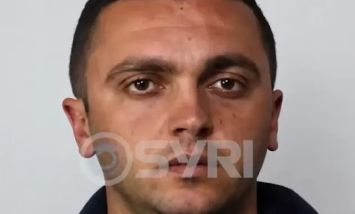 SYRI TV/ Shfaqet me armë në dorë i shumërkuari i SPAK, Denis Tafili godet me qytë pistolete Edison Gjuzin