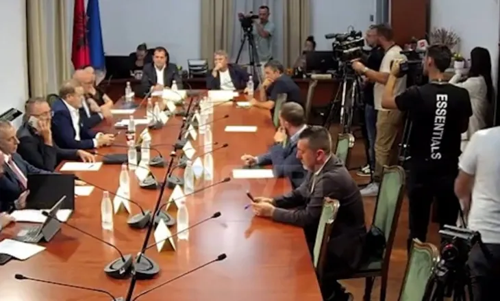 SYRI TV/ Shtyhet mbledhja e Komisionit së Reformës Zgjedhore, drejtori i Policisë në mungesë
