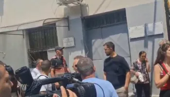 Syri zbulon emrat e 21 protestuesve të arrestuar para parlamentit dhe mbahen në paraburgim, nesër dalin në gjykatë
