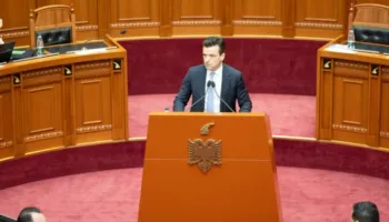 “Taulanti zgërdhihet, Rama imiton djalin e spektrit autik”/ Shehaj: U plak brenda ditës përballë protestuesve!