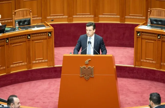 “Taulanti zgërdhihet, Rama imiton djalin e spektrit autik”/ Shehaj: U plak brenda ditës përballë protestuesve!
