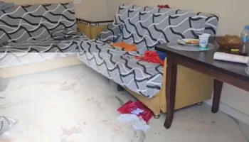 Tavolina me ushqim, lodra dhe pllaka të “lara” në gjak/ Pamje të rënda nga banesa ku u plagos 32 vjeçarja