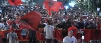 “Te komisariati, lironi çunat”/ Pjesëmarrje rekord në revoltën kundër Ramës, protestuesit thirrje: Ju erdhi fundi