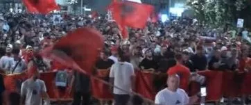 “Te komisariati, lironi çunat”/ Pjesëmarrje rekord në revoltën kundër Ramës, protestuesit thirrje: Ju erdhi fundi