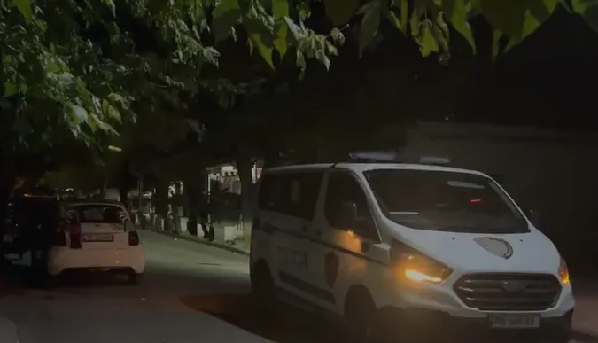 Të shtëna me armë zjarri në Elbasan, plagosen 3 persona (EMRAT)