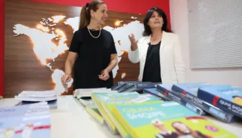 Tekste shkollore falas për diasporën/ Qeveria financon librat shqip, nis shpërndarja në 15 vende