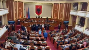 Tension jashtë dhe debat brenda Kuvendit, Bardhi dhe Peleshi përplasen për marrëveshjen me SHBA