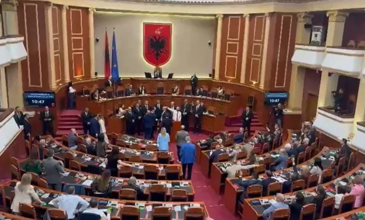 Tension jashtë dhe debat brenda Kuvendit, Bardhi dhe Peleshi përplasen për marrëveshjen me SHBA