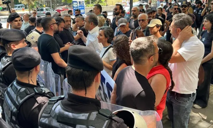 Tension para samitit të NATO-s, policia ndërhyn kundër protestuesve