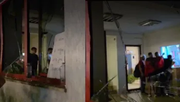 Tension te Komisariati Nr.3, protestuesit thyejnë xhamat me gurë