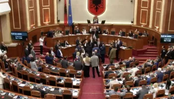 Tensione në Kuvend, Bardhi i hedh ujë Ramës, Peleshi e përjashton nga senanca