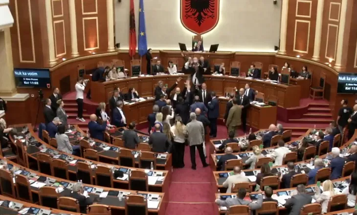 Tensione në Kuvend, Bardhi i hedh ujë Ramës, Peleshi e përjashton nga senanca