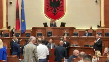 Tensione në Kuvend, deputetët e opozitës s’lejojnë prezantimin e raporteve për ‘Territorialen’, bllokojnë foltoren