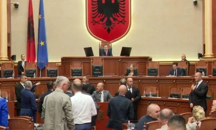 Tensione në Kuvend, deputetët e opozitës s’lejojnë prezantimin e raporteve për ‘Territorialen’, bllokojnë foltoren