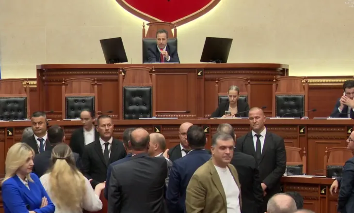Tensione në Kuvend, deputetët e PD bllokojnë foltoren, seanca kalon sërish në pushim