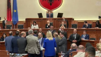 Tensione në Kuvend/ Kryeministri Rama i pranishëm në sallë, deputetët e PD-së bllokojnë sërish foltoren