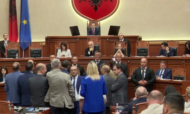 Tensione në Kuvend/ Kryeministri Rama i pranishëm në sallë, deputetët e PD-së bllokojnë sërish foltoren