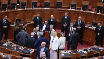 Tensione në Kuvend/ Opozita bllokon foltoren, nuk lejon Avokatin e Popullit të raportojë
