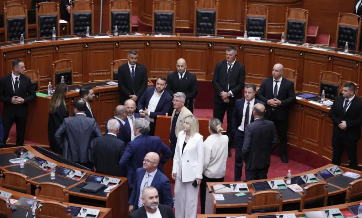 Tensione në Kuvend/ Opozita bllokon foltoren, nuk lejon Avokatin e Popullit të raportojë