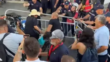 Tensione në protestë/ Hiqet gardhi metalik, hidhen vezë dhe domate drejt policisë