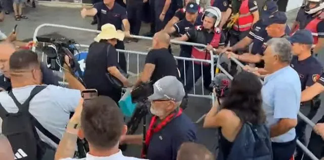 Tensione në protestë/ Hiqet gardhi metalik, hidhen vezë dhe domate drejt policisë