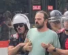 Tensione në protestë, tubuesit sulmojnë me vezë e domate policinë! Njëri tenton të çajë kordonin, shoqërohet nga…