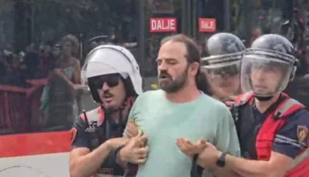Tensione në protestë, tubuesit sulmojnë me vezë e domate policinë! Njëri tenton të çajë kordonin, shoqërohet nga…