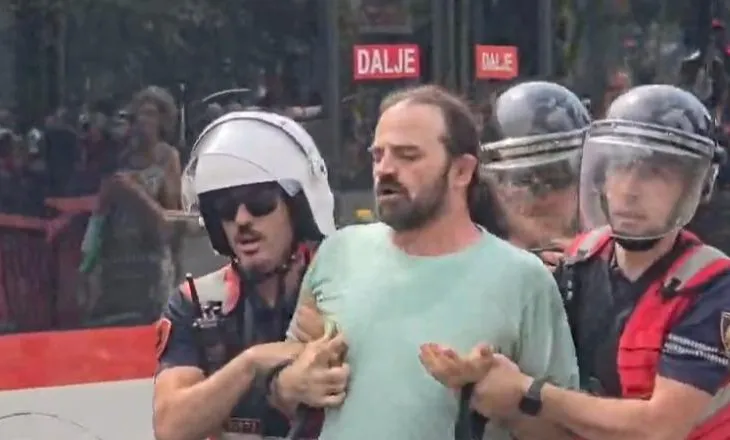 Tensione në protestë, tubuesit sulmojnë me vezë e domate policinë! Njëri tenton të çajë kordonin, shoqërohet nga…