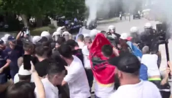 Tensione para Kuvendit/ Hidhet ujë dhe gaz lotësjellës kundër protestueve, ata  kundërpërgjigjen me vezë