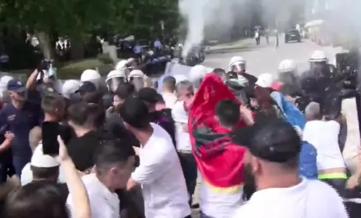 Tensione para Kuvendit/ Hidhet ujë dhe gaz lotësjellës kundër protestueve, ata  kundërpërgjigjen me vezë