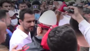 Tensione para Kuvendit, Lapaj kërkon t’i bashkohet tubimit, protestuesit: Largohu nga këtu!