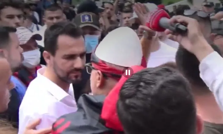 Tensione para Kuvendit, Lapaj kërkon t’i bashkohet tubimit, protestuesit: Largohu nga këtu!