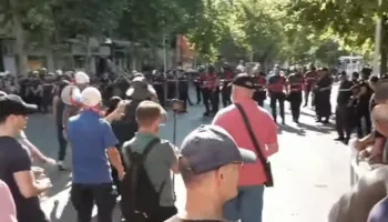 Tensione para Kuvendit, protestuesit heqin gardhin metalik dhe qëllojnë me vezë policinë