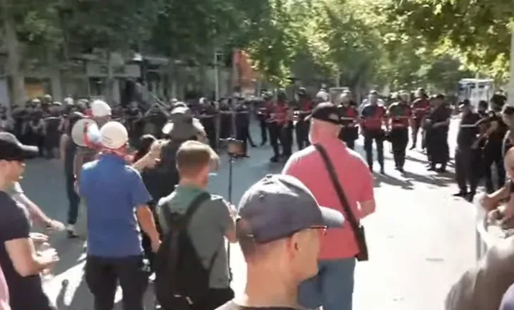 Tensione para Kuvendit, protestuesit heqin gardhin metalik dhe qëllojnë me vezë policinë
