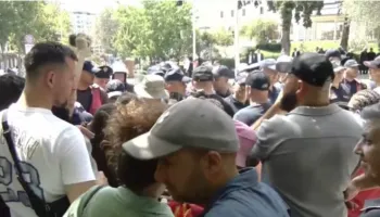 Tensione para Kuvendit/ Protestuesit “shënjestrojnë” me vezë automjetet e Çuçit dhe Kumbaros