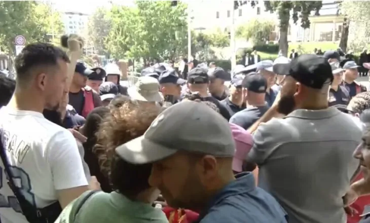 Tensione para Kuvendit/ Protestuesit “shënjestrojnë” me vezë automjetet e Çuçit dhe Kumbaros