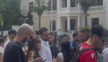 Tensione para Kuvendit, qytetarët kërkojnë largimin e Lapajt nga protesta