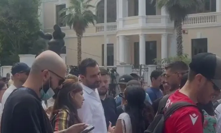 Tensione para Kuvendit, qytetarët kërkojnë largimin e Lapajt nga protesta