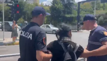 Tensione para Kuvendit, shkon në pesë numri i protestuesve të shoqëruar nga policia