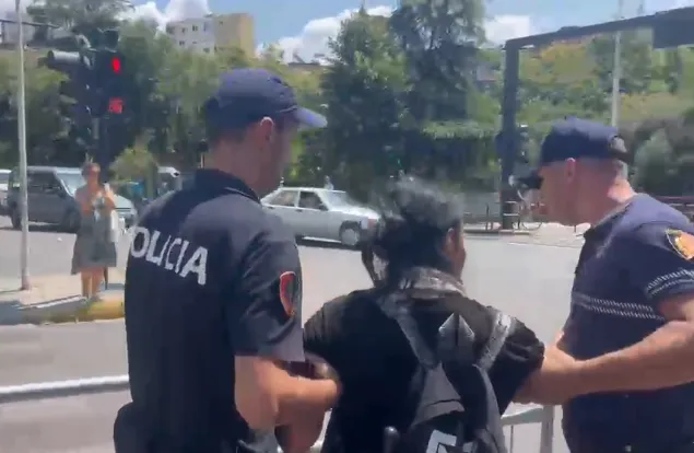 Tensione para Kuvendit, shkon në pesë numri i protestuesve të shoqëruar nga policia