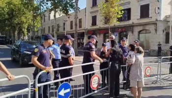 Tensione pranë Kuvendit/ Qytetarja kërkon të kalojë përmes gardhit metalik, përplaset me policinë