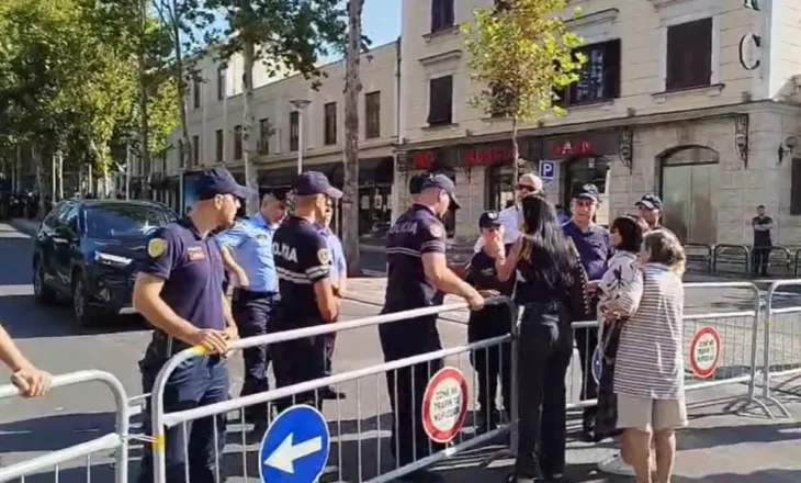 Tensione pranë Kuvendit/ Qytetarja kërkon të kalojë përmes gardhit metalik, përplaset me policinë